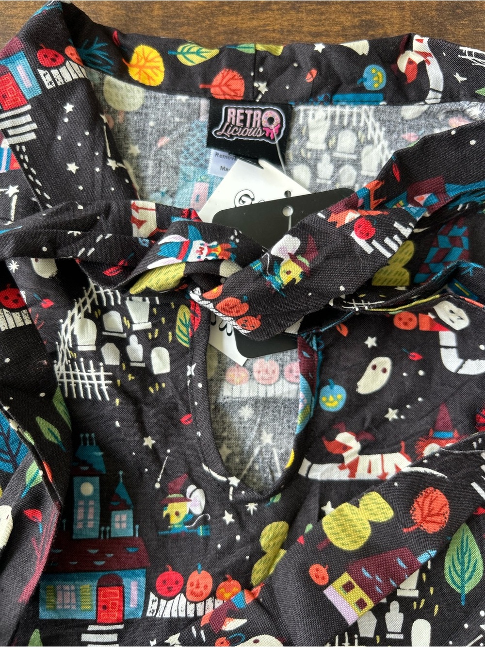 Retrolicious Black Sleeveless Collared Top with Halloween Print - Picture 4 of 9